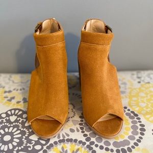 Women’s open toe chunky heel bootie